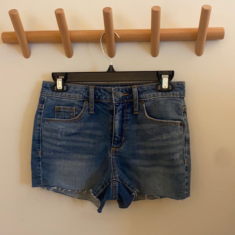 RAW Edge Mid Rise Denim Shorts! Never worn, size 0/25